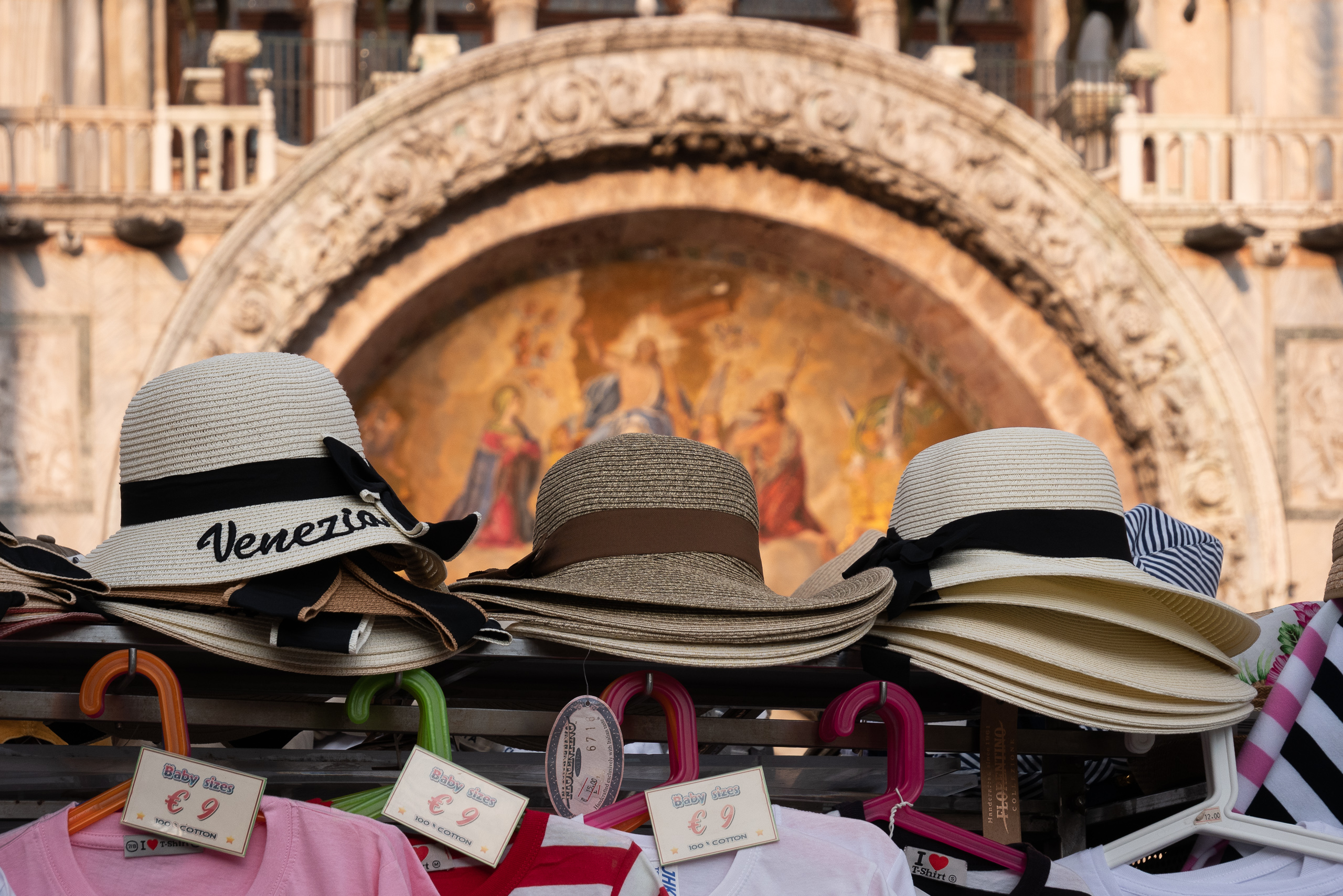 „Venezia“-Strohhüte vor dem Goldmosaik des Markusdoms